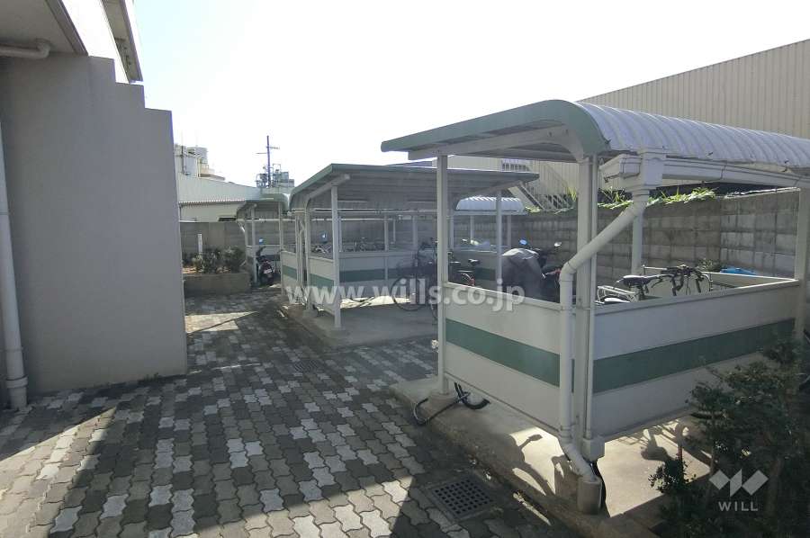 駐輪場とバイク置き場