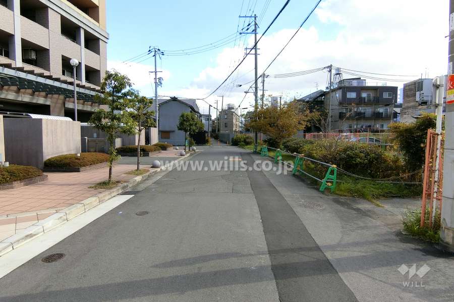 敷地西側の前面道路