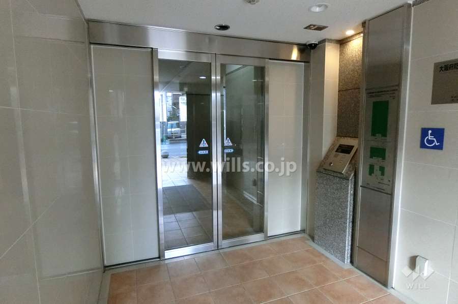 エントランスはオートロック付きです。