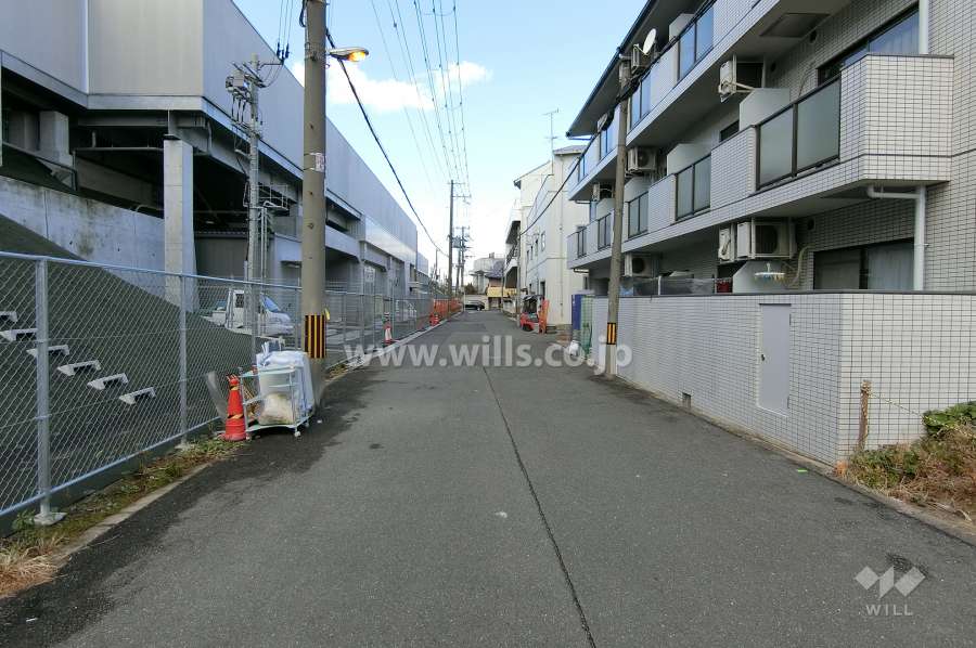 敷地西側の前面道路