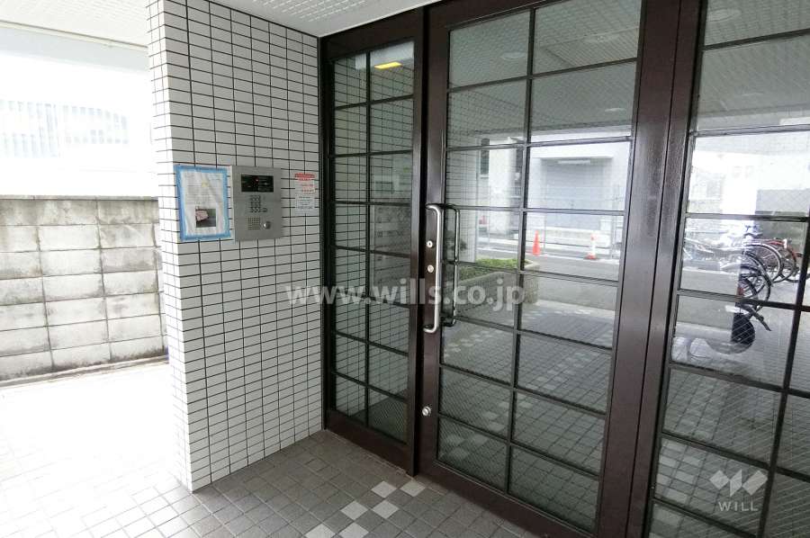 エントランスはオートロック付きです