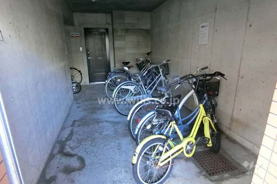屋内に設けられた駐輪場
