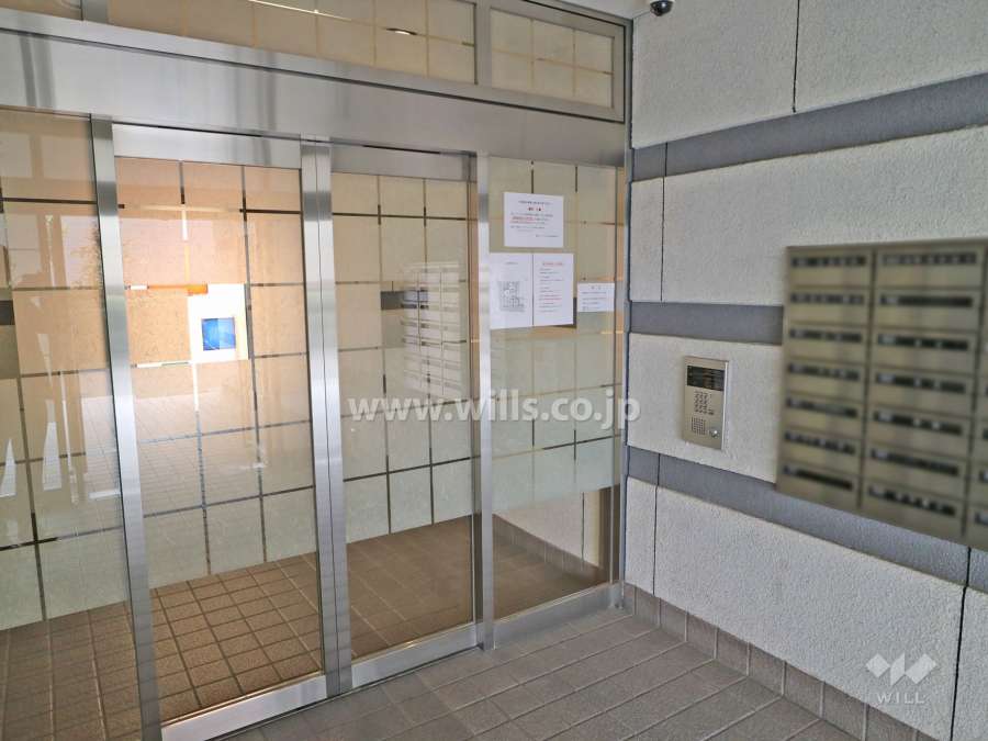 エントランスはオートロック付きです。