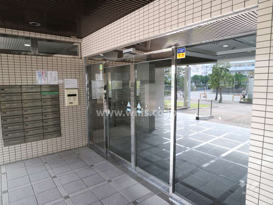 エントランスはオートロック付きです。