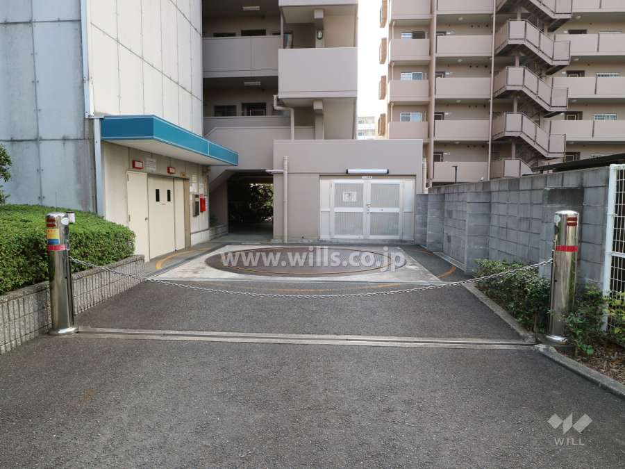 駐車場出入り口(ロボットゲート付き)