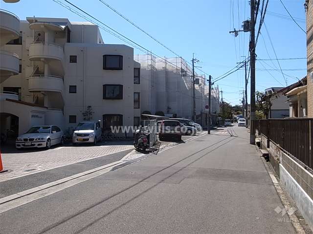敷地北側の通り。周辺は静かな住宅地です。