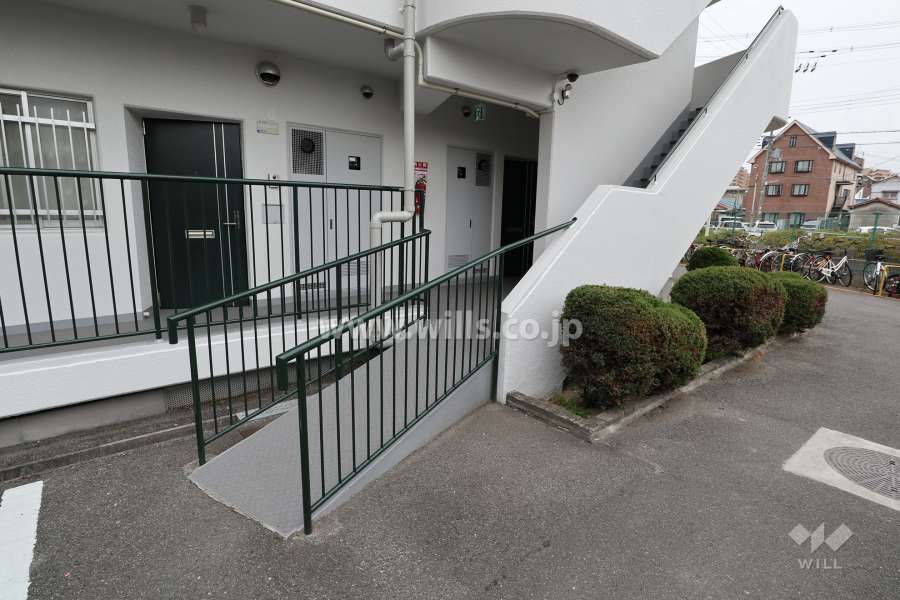 駐車スペースから棟内への通用口