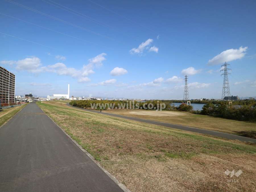 敷地に隣接する淀川の河川敷
