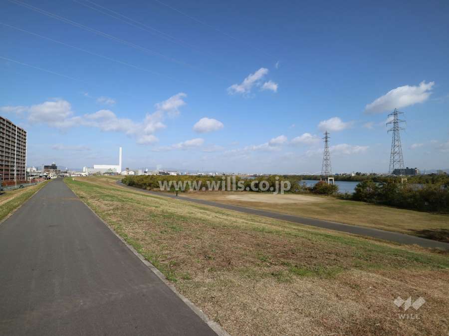 敷地に隣接する淀川の河川敷