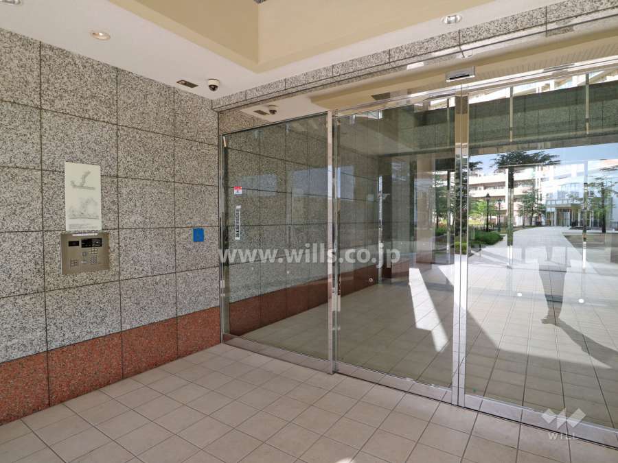 エントランスはオートロック付きです。