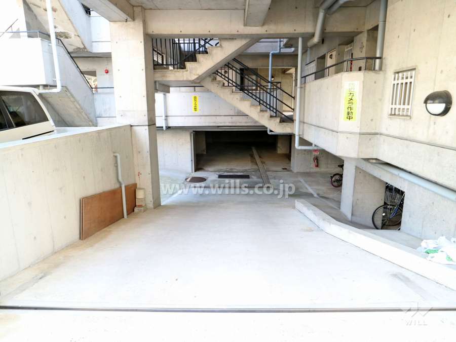 地階にある駐車場へのアプローチ