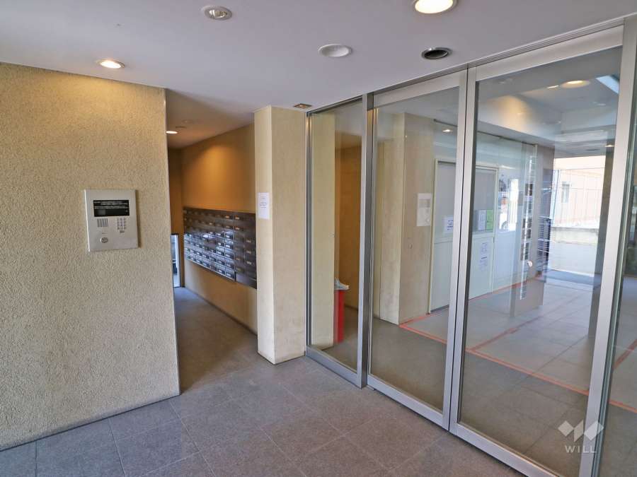 エントランスはオートロック付きです。