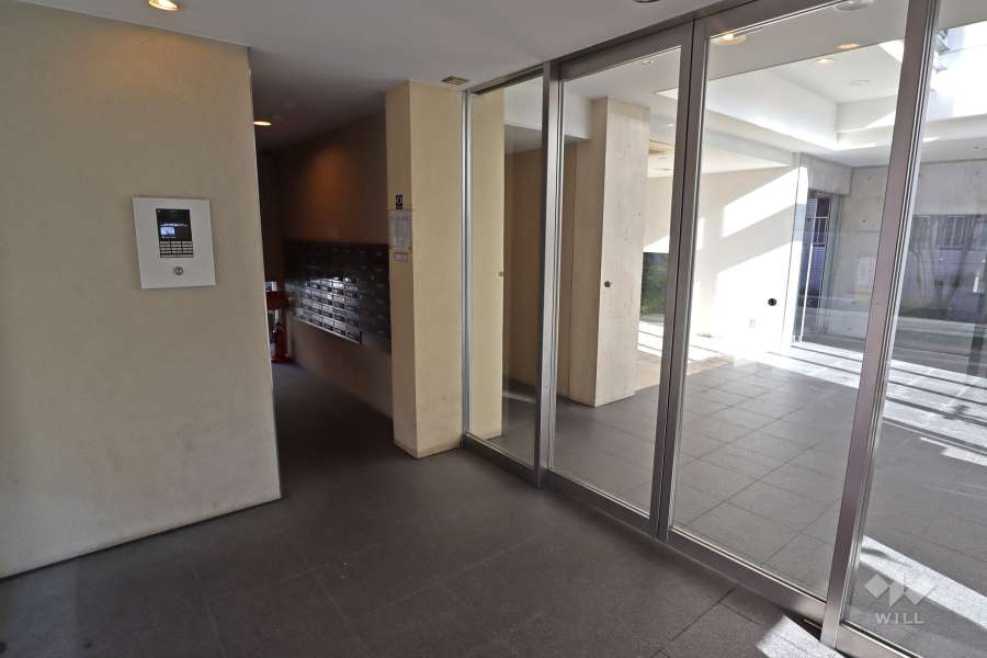 エントランスはオートロック付きです。