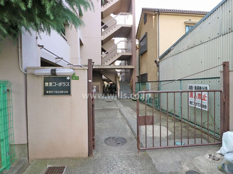 敷地入り口
