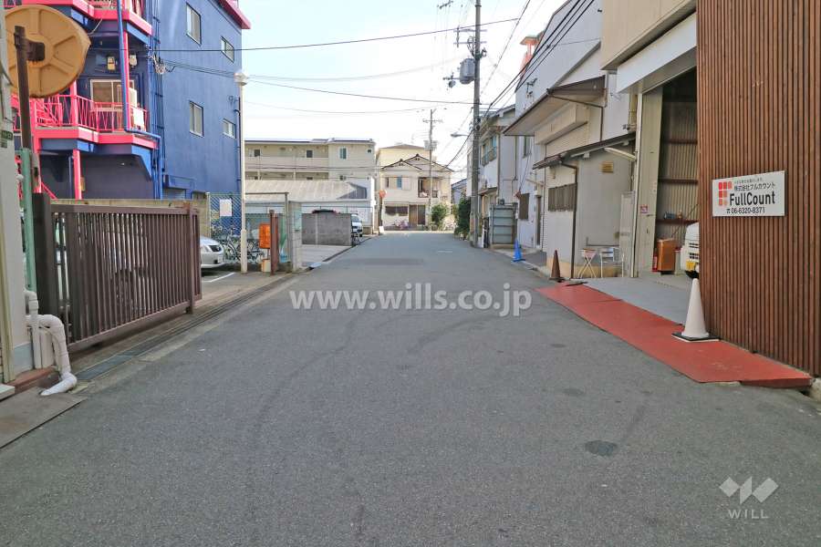 敷地南西側の前面道路（北西側から）