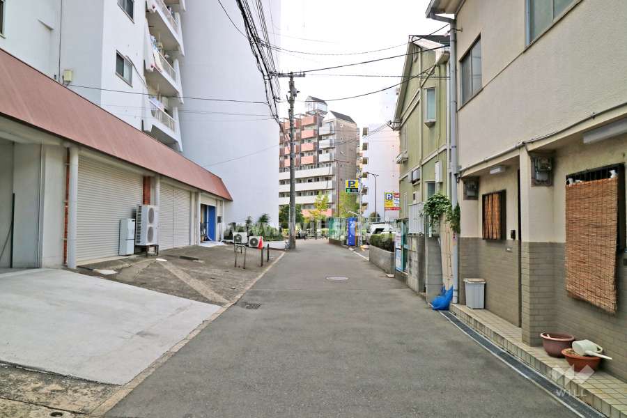 敷地北西側の前面道路（北東側から）