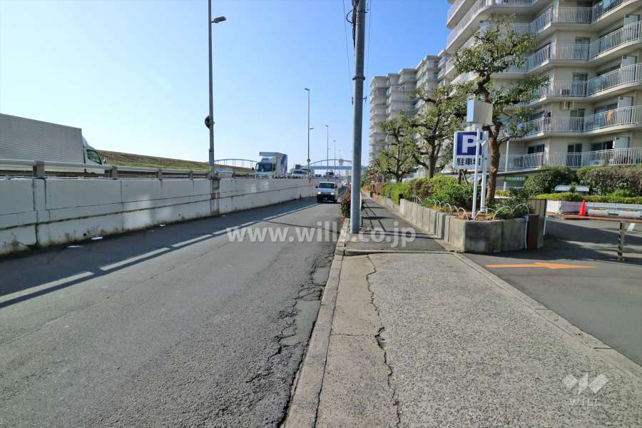 敷地南側の前面道路。道を挟んで淀川が流れています。