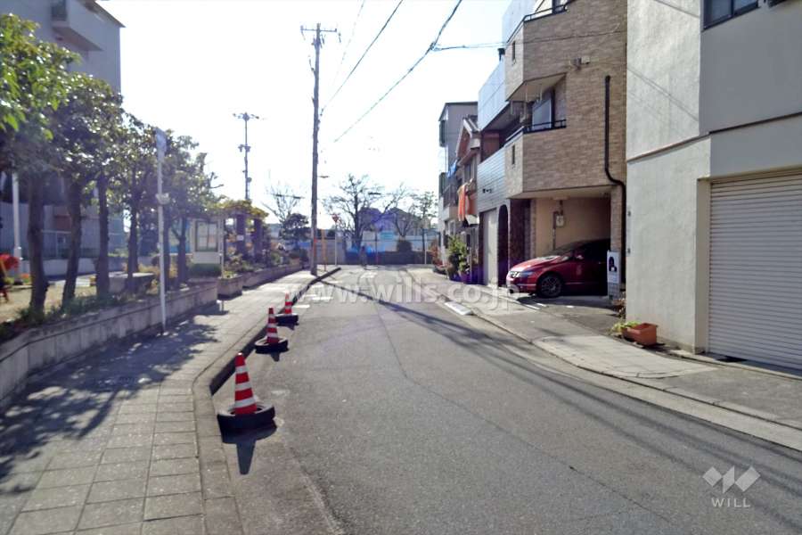 敷地北西側の前面道路（北東側から）