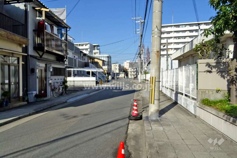 敷地北西側の前面道路（南西側から）