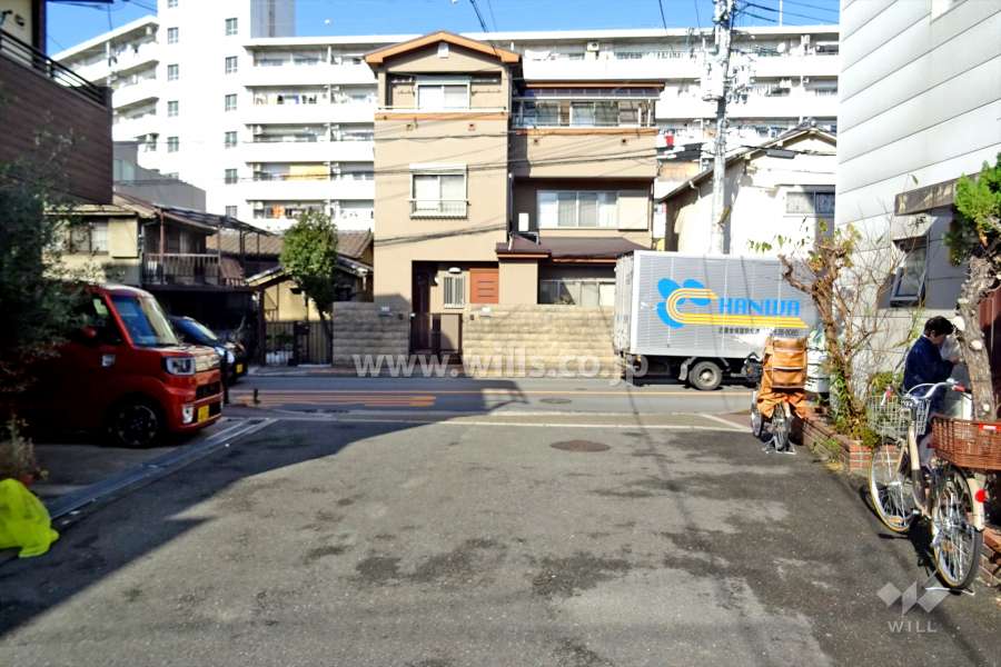 西側前面道路（南側から）