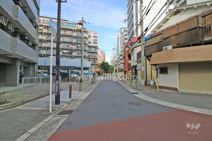 敷地東側の前面道路（南側から）