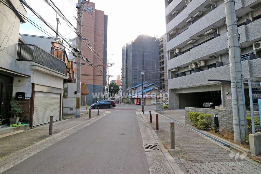 敷地東側の前面道路（北側から）