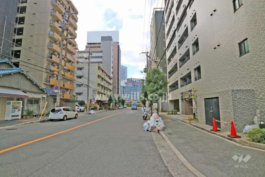 敷地南側の前面道路（東側から）