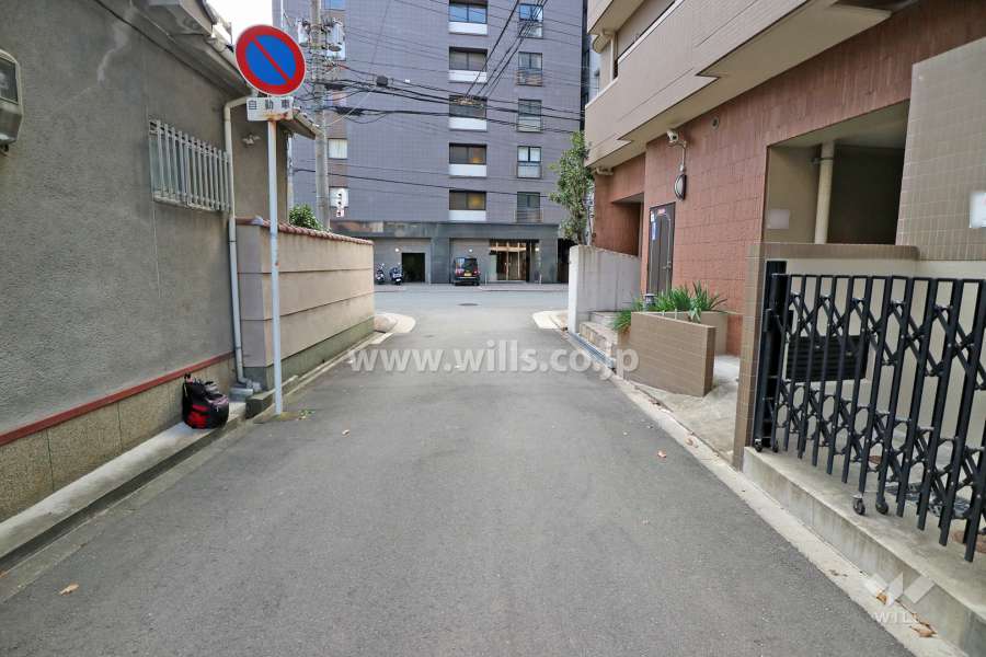 敷地東側の前面道路（北側から）