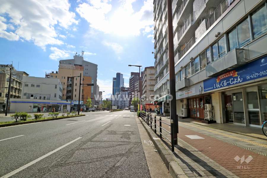 敷地東側の前面道路（北側から）