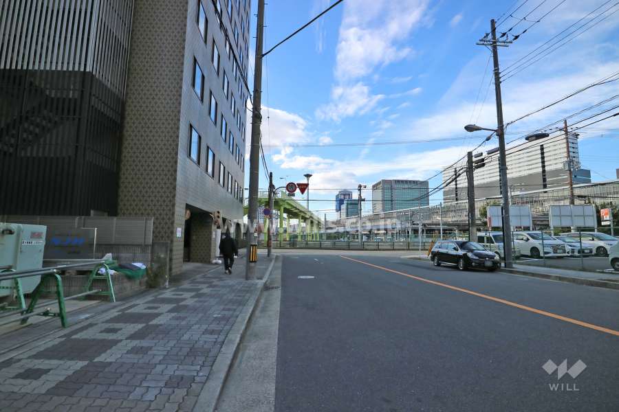 敷地北側の前面道路（東側から）