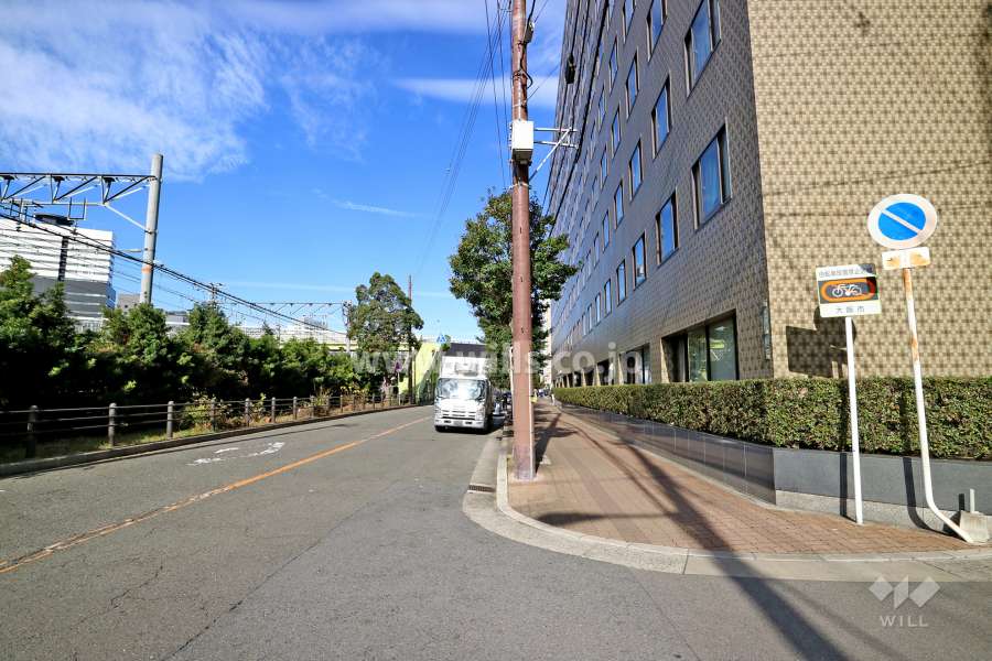 敷地西側の前面道路（南側から）