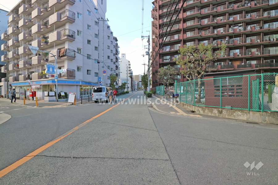 敷地南側の前面道路（東側から）