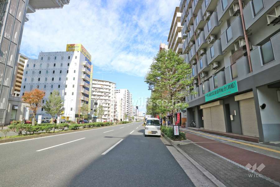 敷地北西側の前面道路（南西側から）