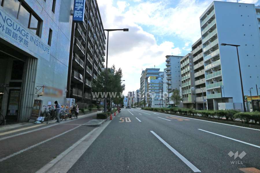 敷地北西側の前面道路（北東側から）