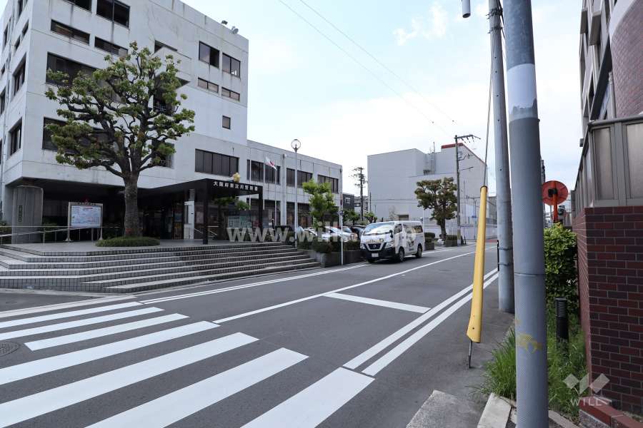 敷地南西側の前面道路。東淀川警察署があります。