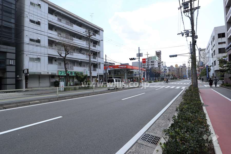敷地南東側の前面道路。4車線のバス通りになっています。
