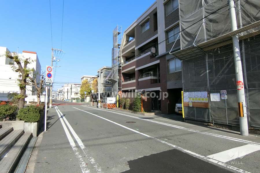 敷地西側の前面道路