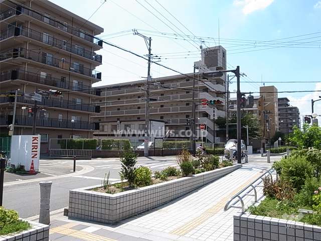 敷地北側には中央幹線景観水路が流れています。