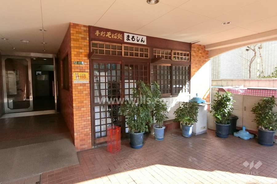 1階には店舗が入っています。