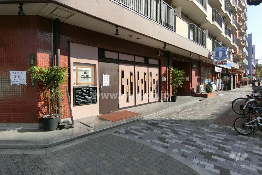 1階には複数の店舗が入っています。