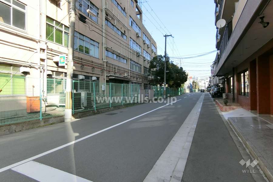 敷地西側の前面道路