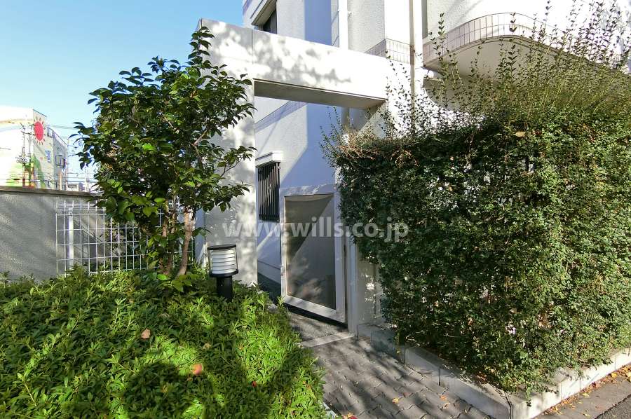 南側のエントランス