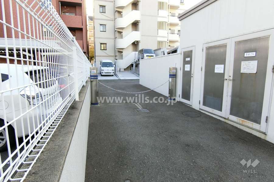 駐車場出入り口（ロボットゲート付き）