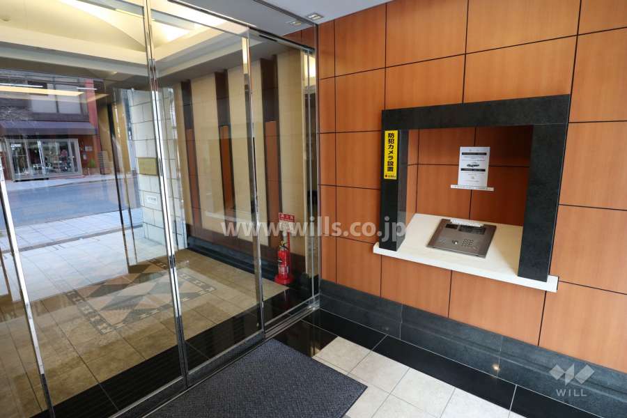 エントランスはオートロック付きです。