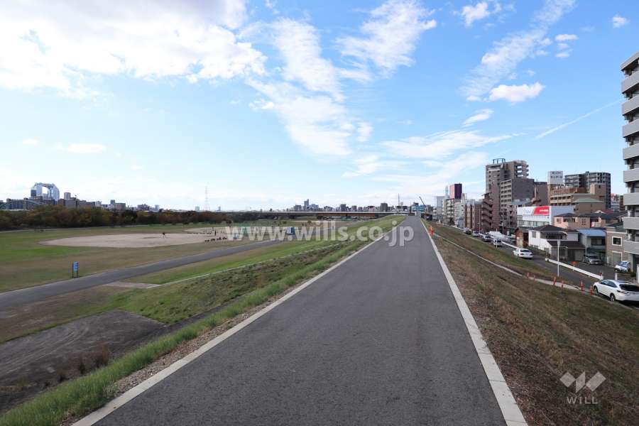 目の前は淀川河川敷です。