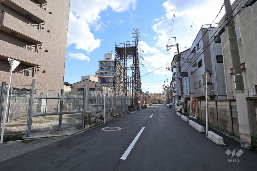 敷地南東側に高圧線があります。