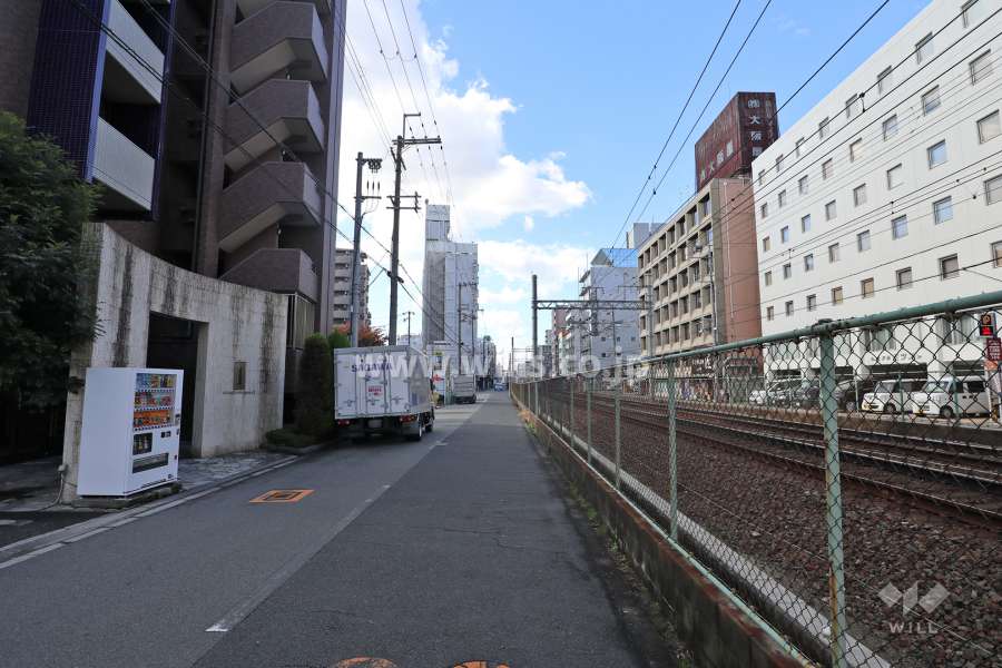 敷地北側の前面道路と阪急京都線