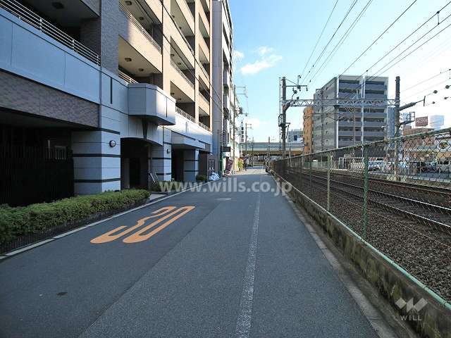 敷地南側の前面道路（西側から）