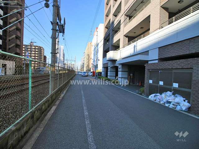 敷地南側の前面道路（東側から）