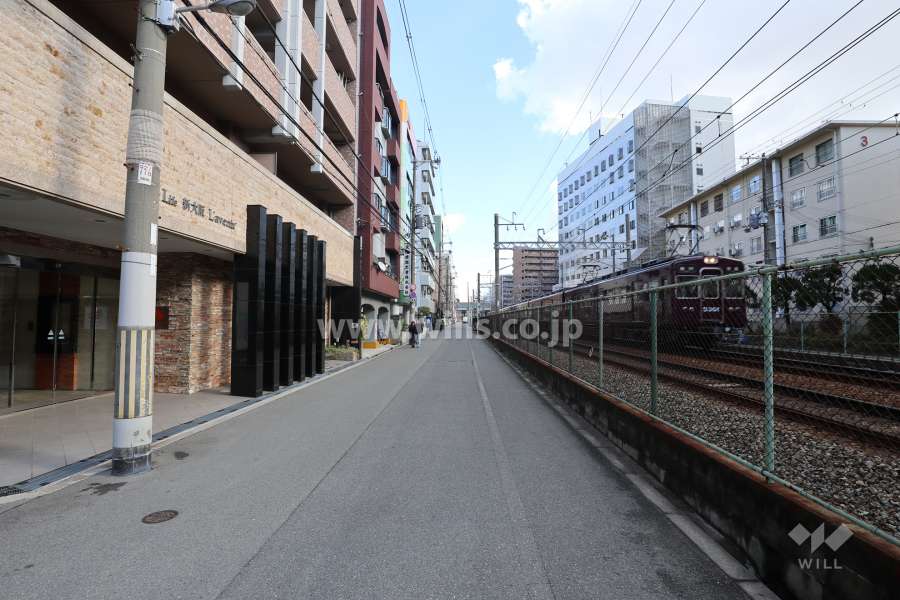 敷地南側の前面道路と阪急京都線